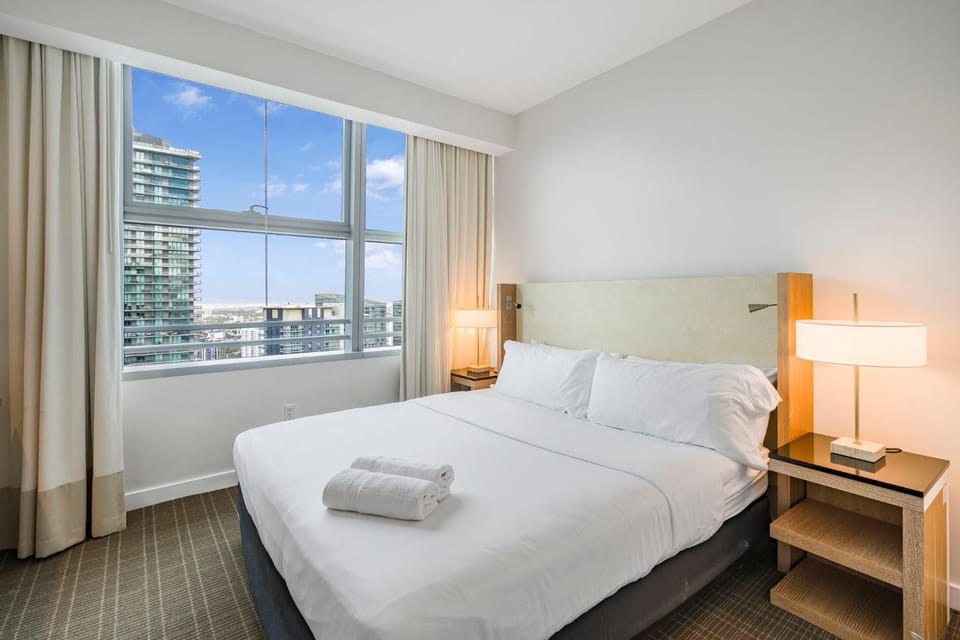 Bed, Bedroom, towels