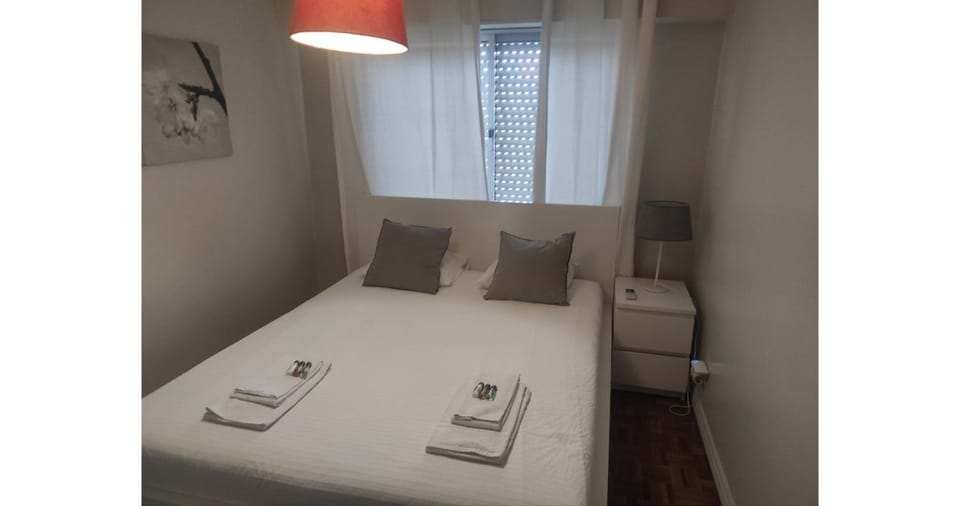 Large Contemporary Apartment with Three-Bedroom Apartment in Lisbon