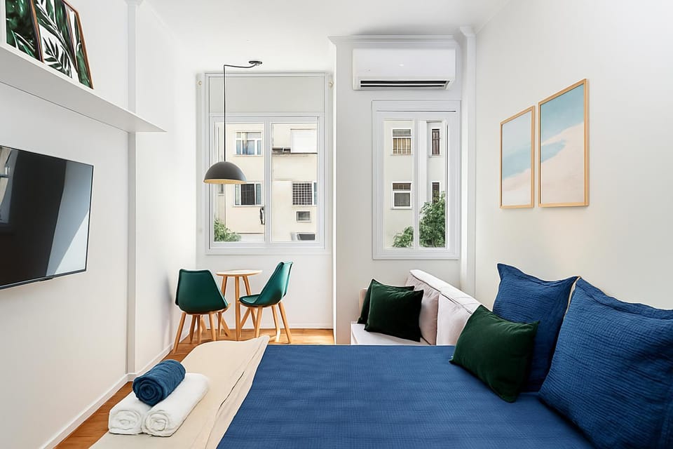 Bed, TV and multimedia, Living room, Photo of the whole room, Evening entertainment, Bedroom, air conditioner