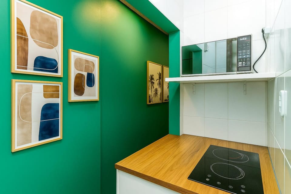 Kitchen or kitchenette, minibar, stove