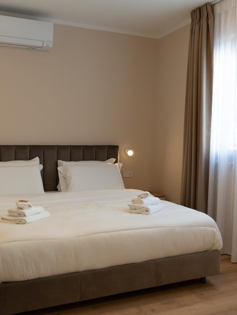 Bed, Photo of the whole room, minibar, air conditioner