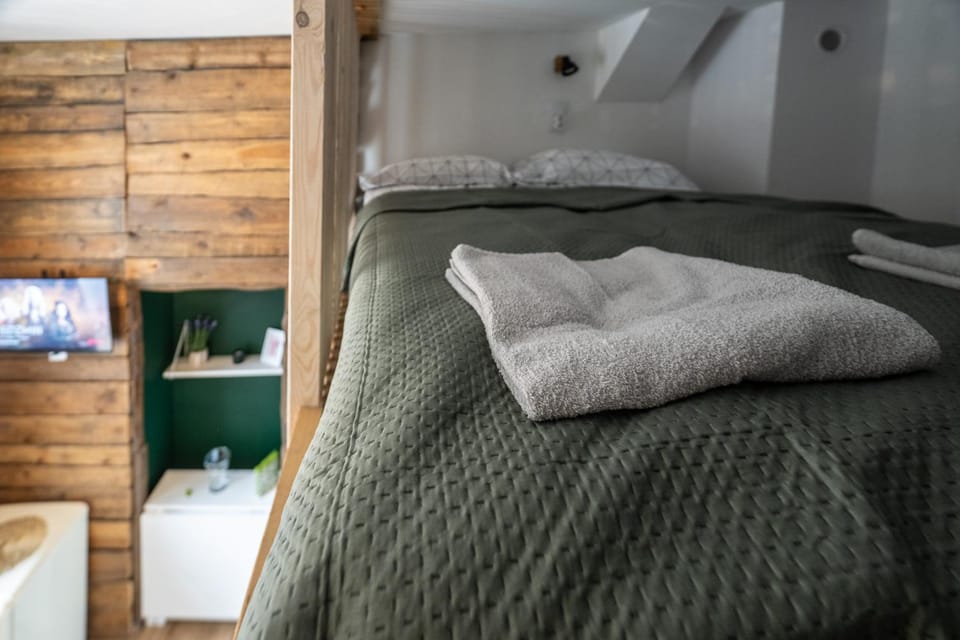 Bed, Bedroom, towels