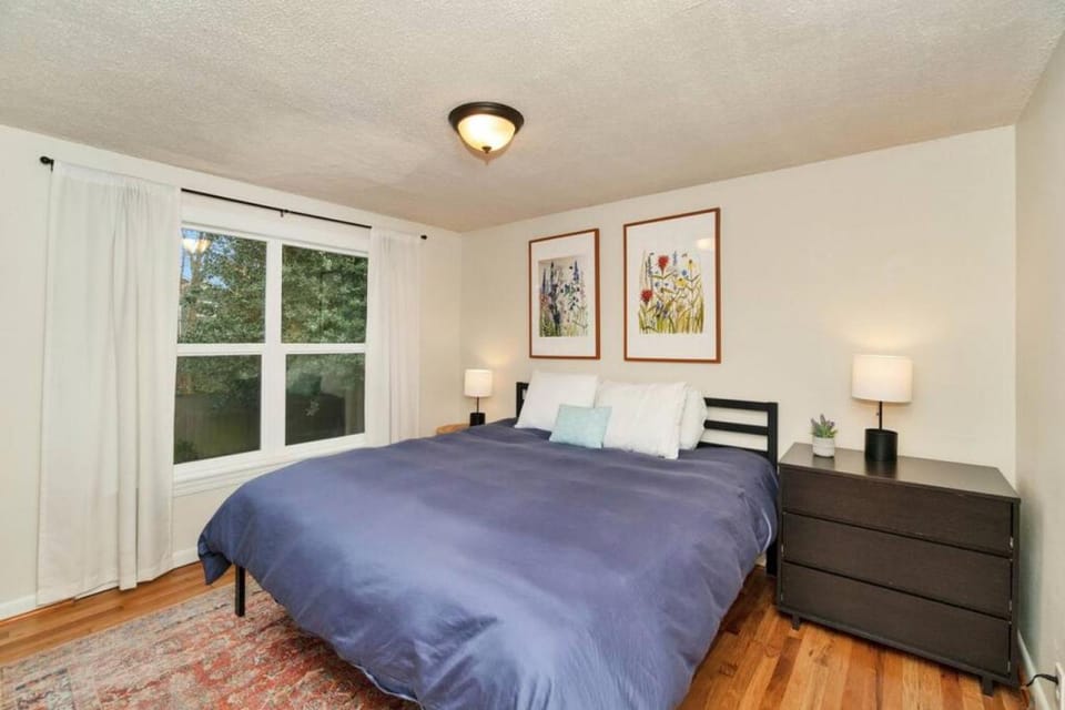 Mellow Yellow Near UW With Cozy Patio House in Seattle