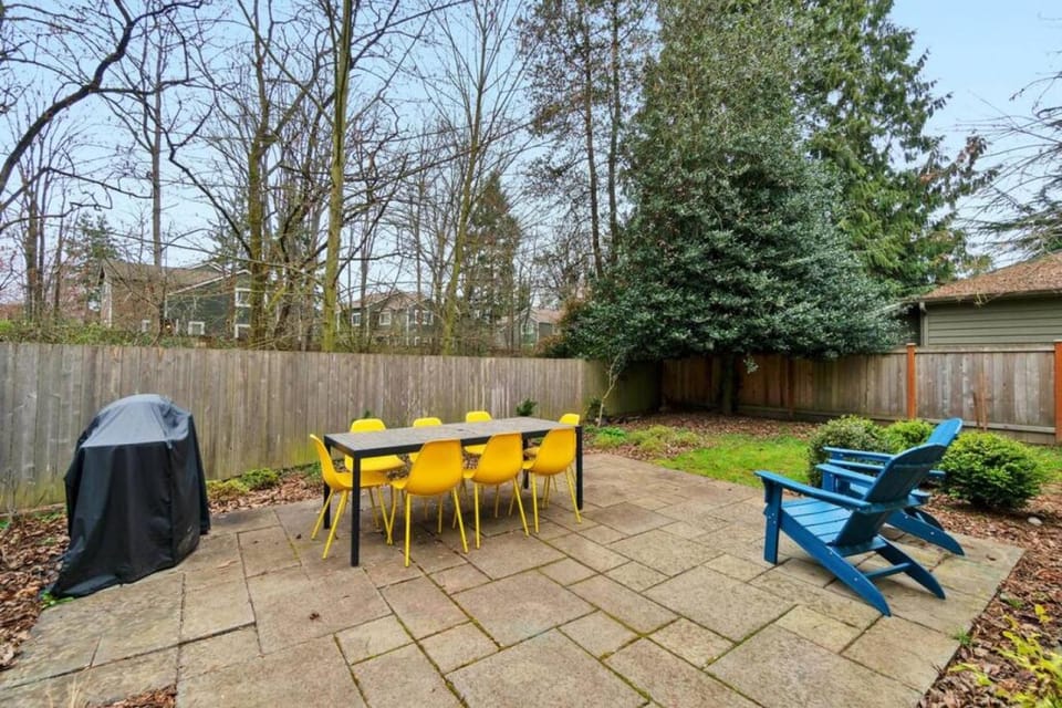Mellow Yellow Near UW With Cozy Patio House in Seattle