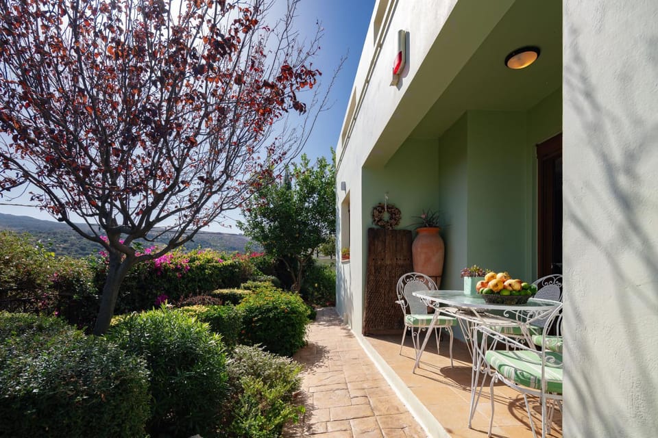Property building, Day, Garden, Balcony/Terrace