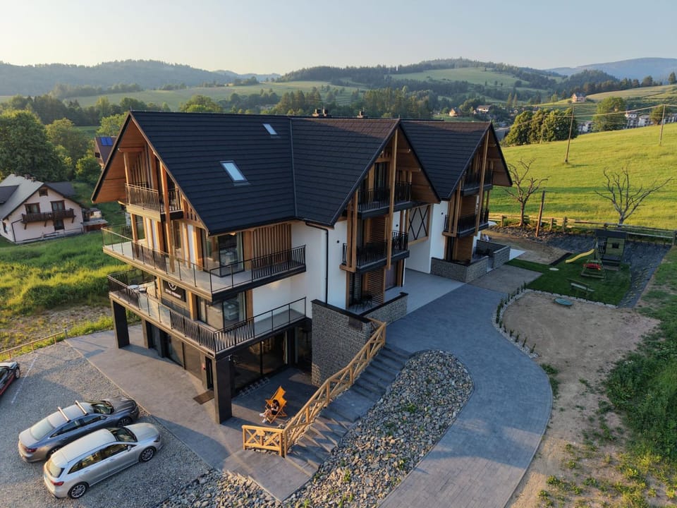 Property building, Spring, Day, Neighbourhood, Natural landscape, Bird's eye view, Mountain view, Parking