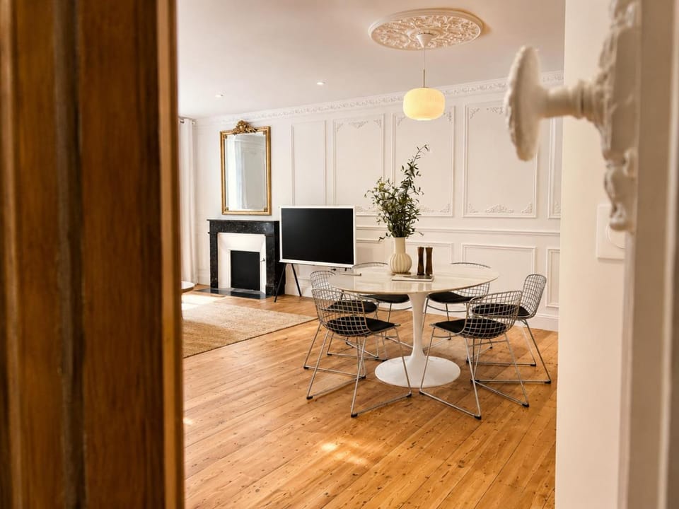 TV and multimedia, Living room, Seating area, Dining area