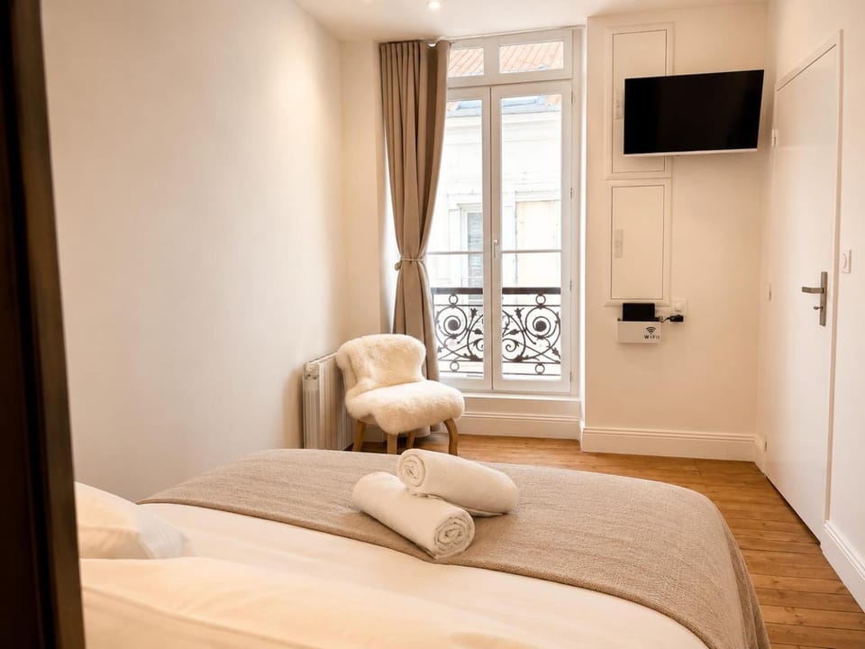 Bed, TV and multimedia, Photo of the whole room, Bedroom, towels
