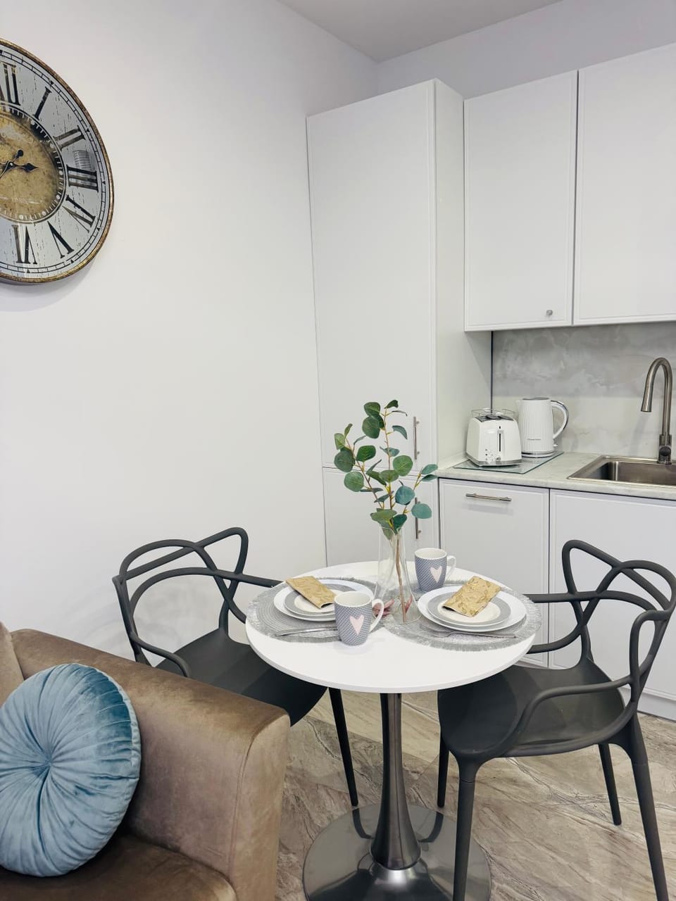 Coffee/tea facilities, Kitchen or kitchenette, Food and drinks, Dining area, Food