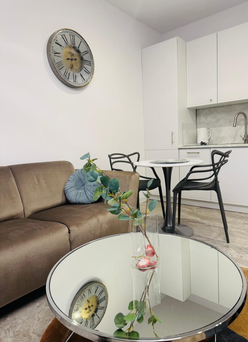 Kitchen or kitchenette, Seating area, Dining area