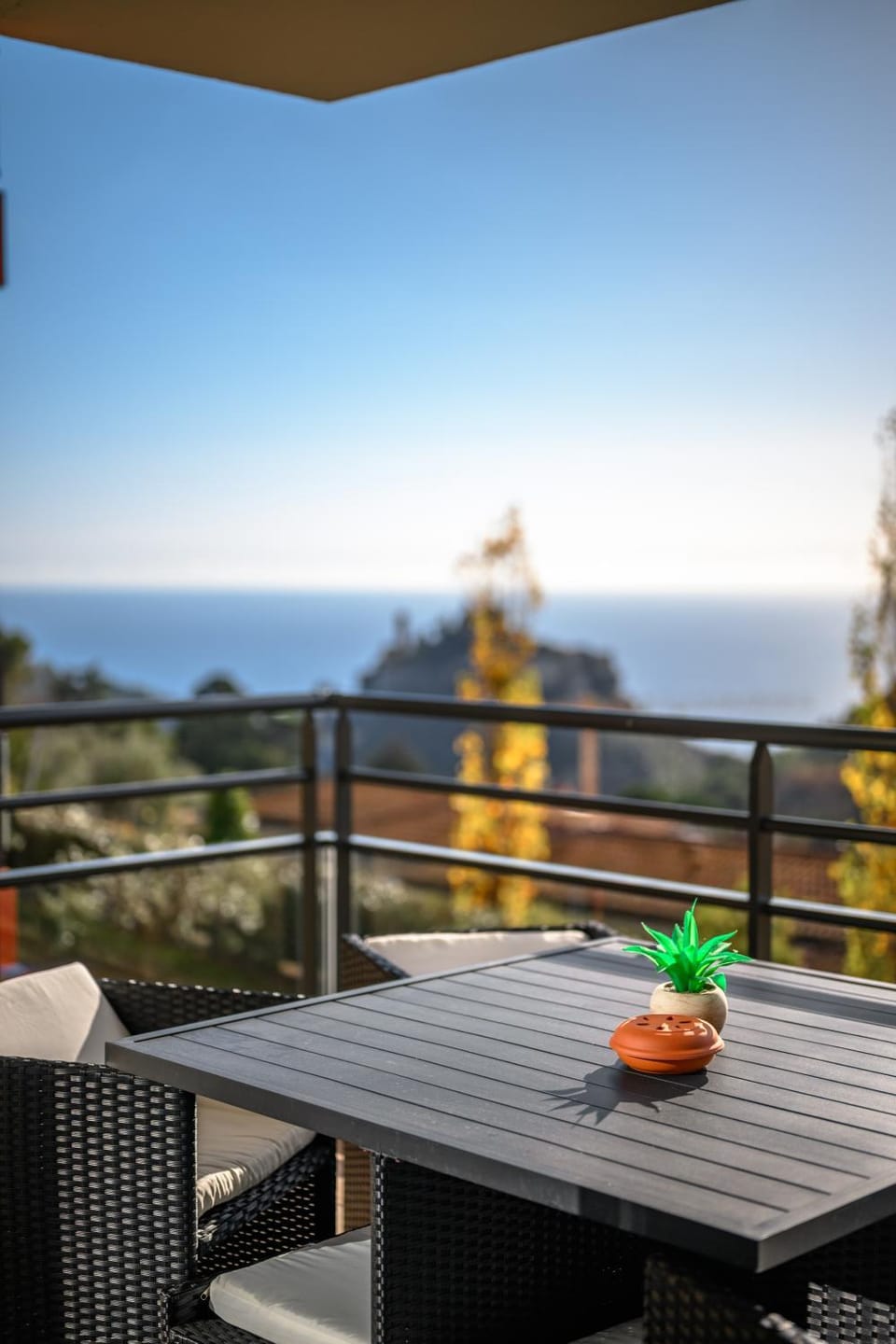 Modern Luxury - Sea View over Èze Village Apartment in Eze