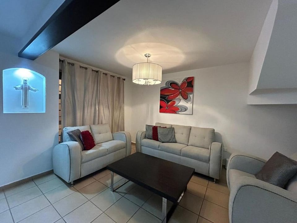 Casa en Apodaca Fracc Privado WiFi Alta Velocidad 6PPL a 10 min del Aeropuerto Apartment in State of Nuevo Leon
