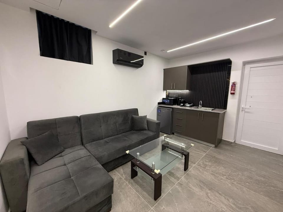 Communal lounge/ TV room, TV and multimedia, Living room, Seating area, Evening entertainment, air conditioner