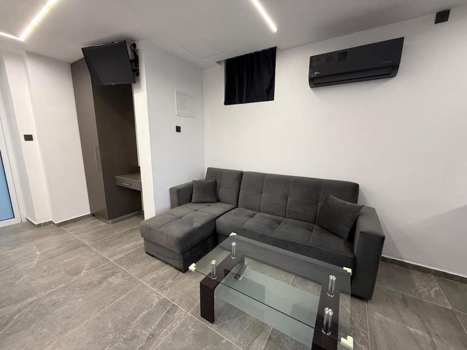 Communal lounge/ TV room, TV and multimedia, Living room, Seating area, Evening entertainment