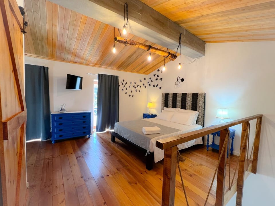 Bed, TV and multimedia, Bedroom