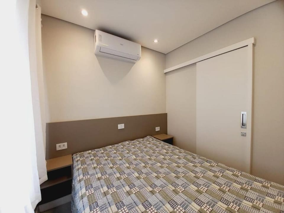 Bedroom, air conditioner