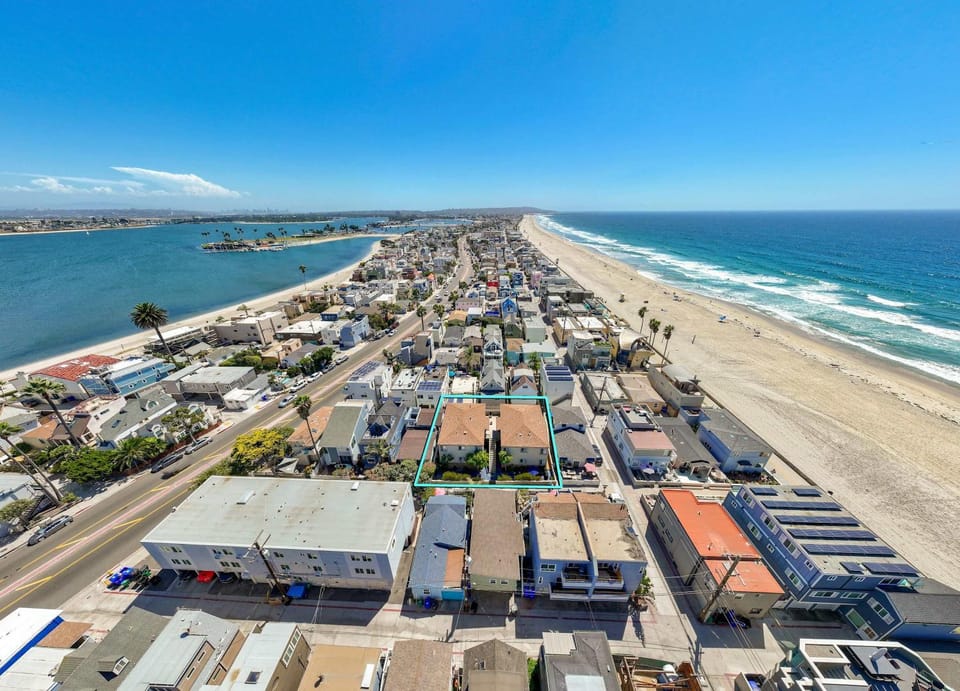 Ben's Beach Bungalow 1 150 Steps to Sand House in Mission Beach