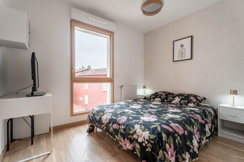 Bed, TV and multimedia, Photo of the whole room, Bedroom