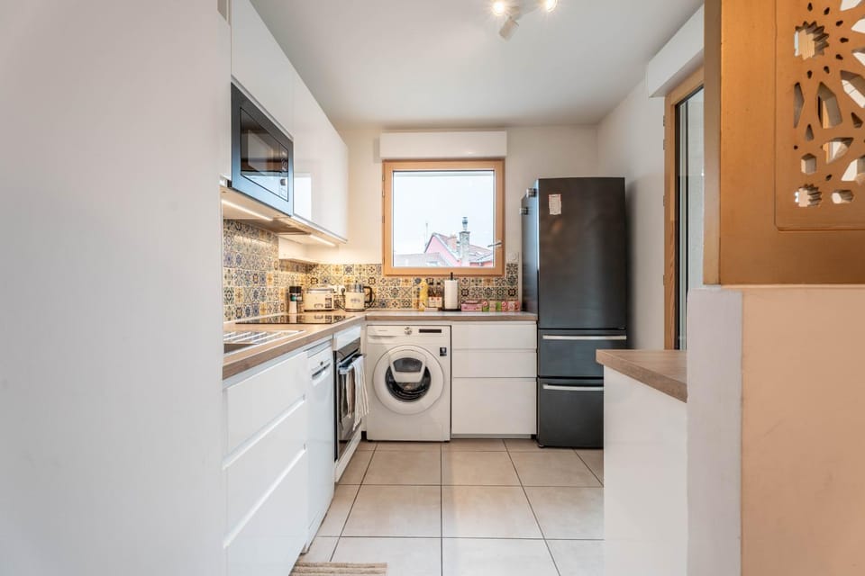 Kitchen or kitchenette, dishwasher, minibar, stove, toaster, washing machine