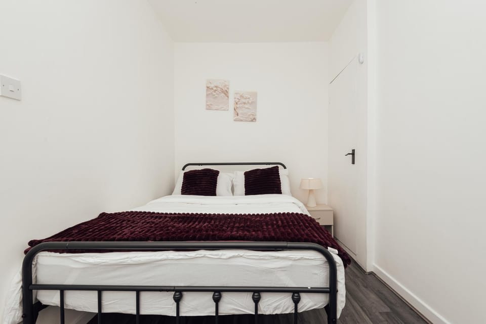 Stylish 3 Bed Home with 4 beds- 5 Min walk From Anfield Stadium Apartment in Liverpool