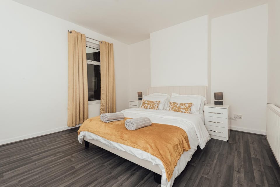 Stylish 3 Bed Home with 4 beds- 5 Min walk From Anfield Stadium Apartment in Liverpool