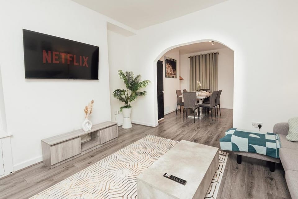 Stylish 3 Bed Home with 4 beds- 5 Min walk From Anfield Stadium Apartment in Liverpool