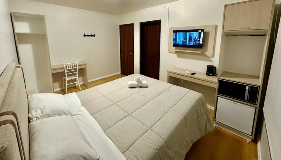 Bed, TV and multimedia, Photo of the whole room, Bedroom, microwave, minibar, oven, air conditioner