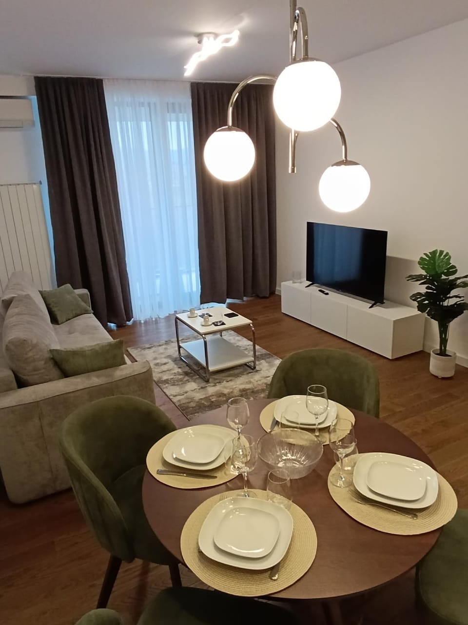 TV and multimedia, Living room, Seating area, Dining area