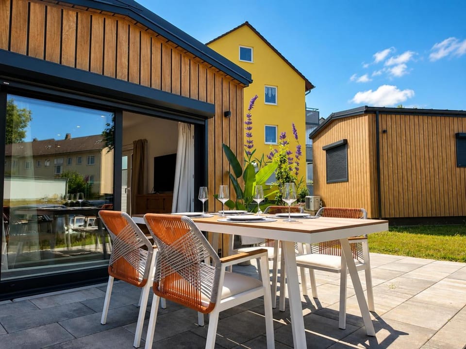 Property building, Balcony/Terrace, Dining area