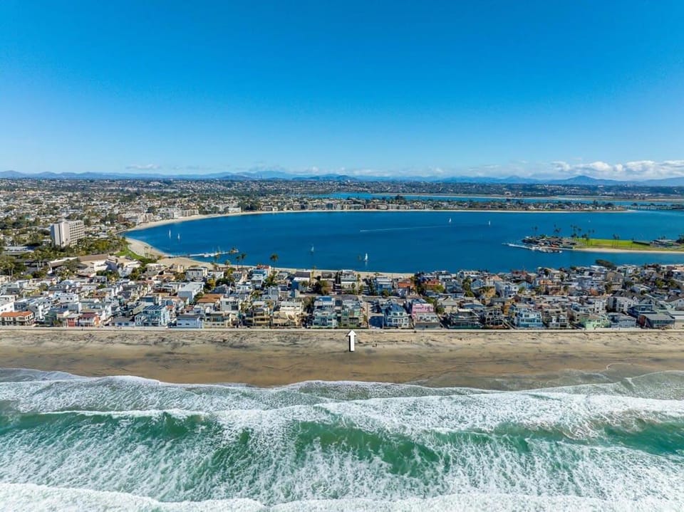 Family Ocean Front 3BR with Parking House in Mission Beach