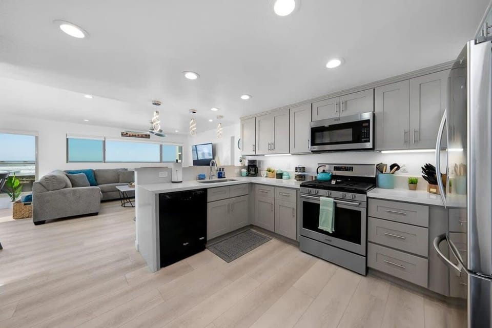 Family Ocean Front 3BR with Parking House in Mission Beach