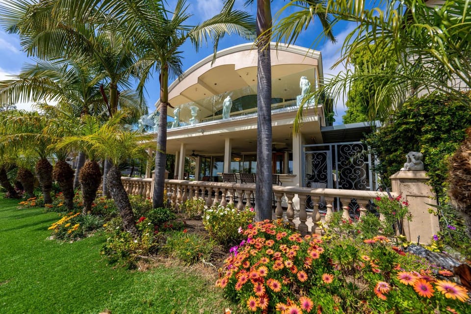 Family Luxurious Waterfront Escape House in Mission Bay