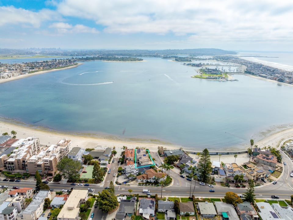 Family Luxurious Waterfront Escape House in Mission Bay