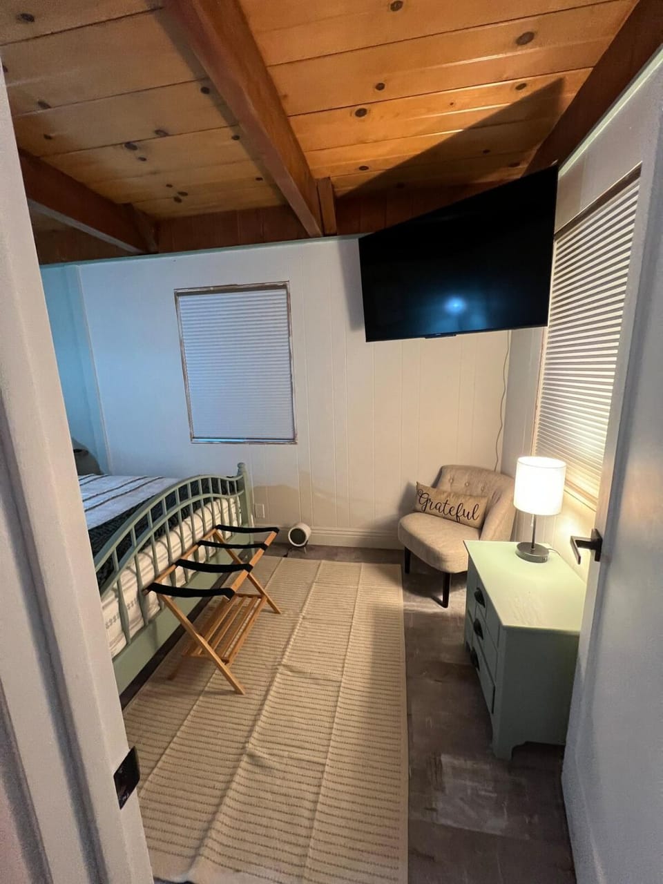 Modern Big Bear Cabin With Spa, BBQ & EV Charging on Site Cabin in Big Bear
