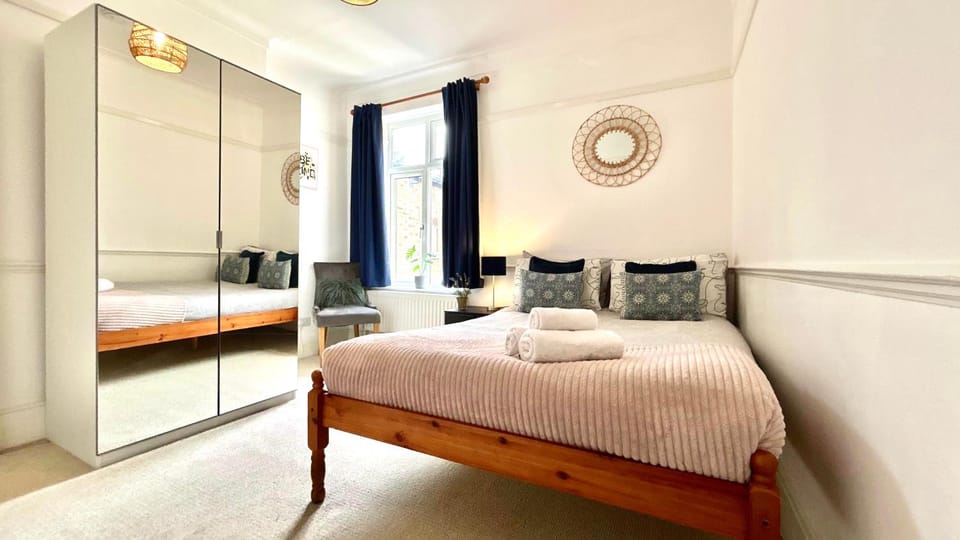 Bed, View (from property/room), Photo of the whole room, Seating area, Bedroom, hair dryier, towels, wardrobe