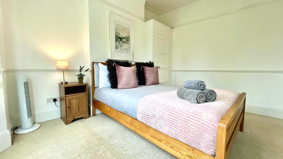 Bed, Photo of the whole room, Decorative detail, Bedroom, heating, towels, wardrobe