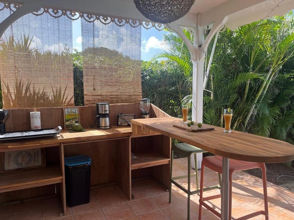 Kitchen or kitchenette, Lounge or bar