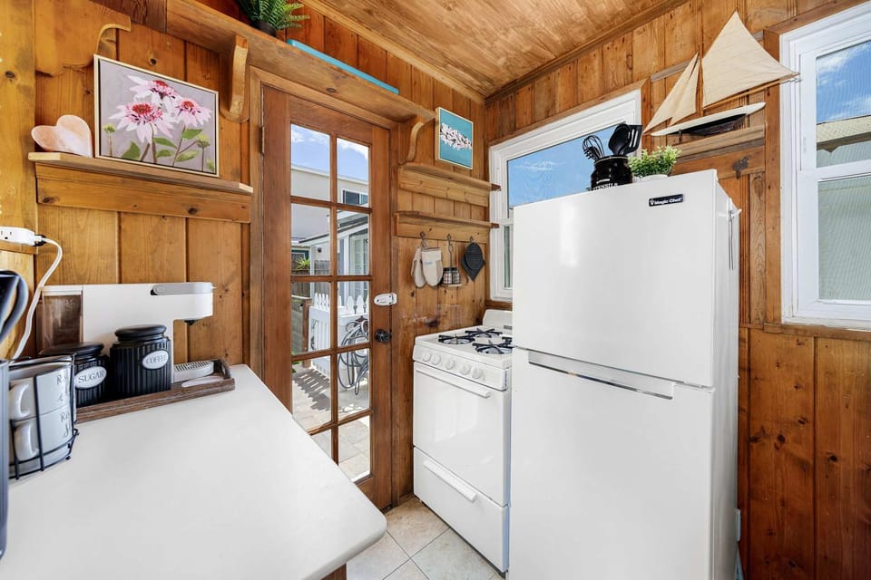 Kitchen or kitchenette, oven, stove