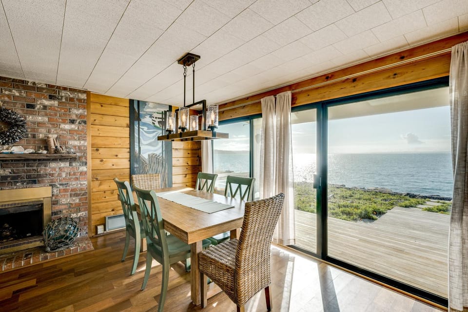 Whale Watch and Relax Fireside Puget Sound Gem! House in Whidbey Island