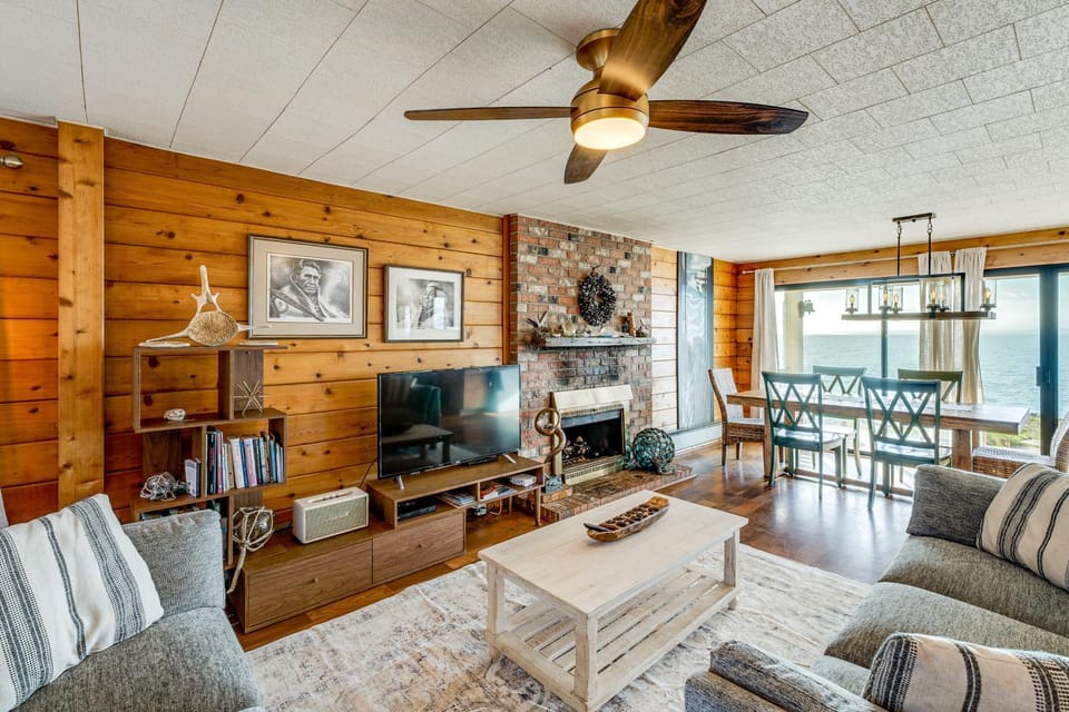 Whale Watch and Relax Fireside Puget Sound Gem! House in Whidbey Island