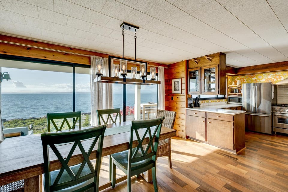 Whale Watch and Relax Fireside Puget Sound Gem! House in Whidbey Island