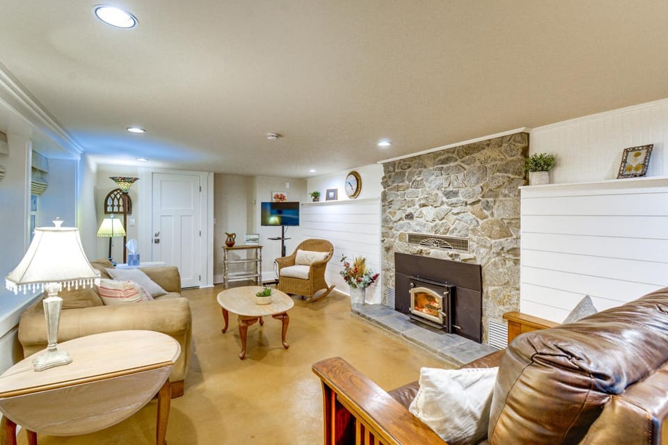 Peaceful Patio View! Waterfront Puget Sound Unit Apartment in Puget Sound