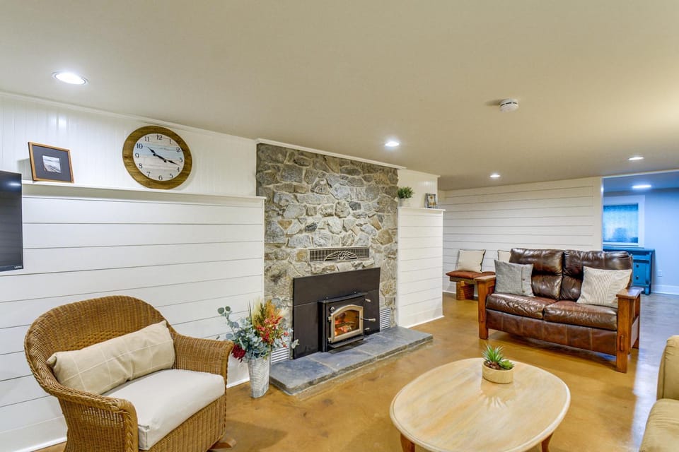 Peaceful Patio View! Waterfront Puget Sound Unit Apartment in Puget Sound