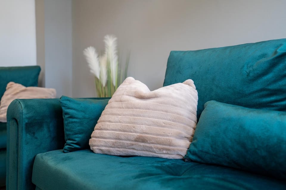 Leeds City Centre 2BR Apt w Balcony Sleeps 8 Apartment in Leeds