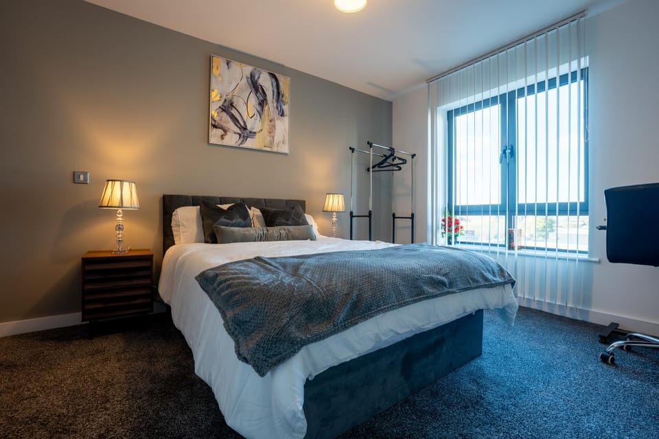 Leeds City Centre 2BR Apt w Balcony Sleeps 8 Apartment in Leeds