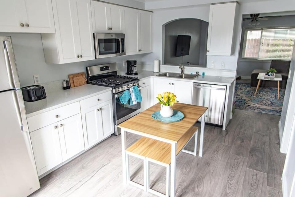 Coffee/tea facilities, Kitchen or kitchenette, Dining area, dishwasher, stove, toaster