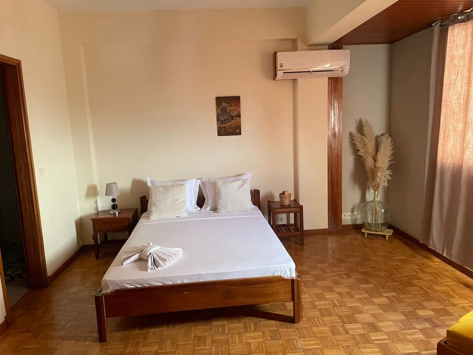 Bed, Bedroom, towels, air conditioner