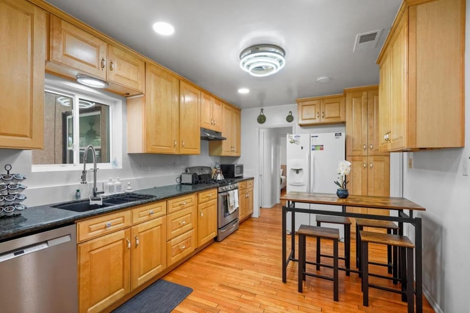 Hot Tub - Pool - FirePit - GameRoom - Sleeps 12! House in Riverside