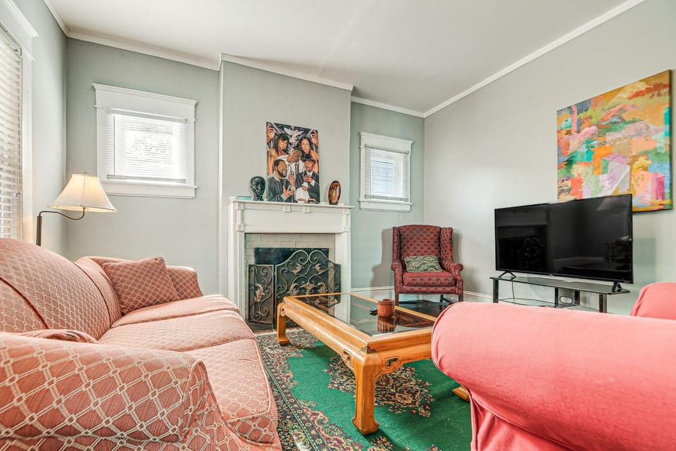 Family Retreat w/ Yard < 1 Mi to Dtwn Durham! House in Durham