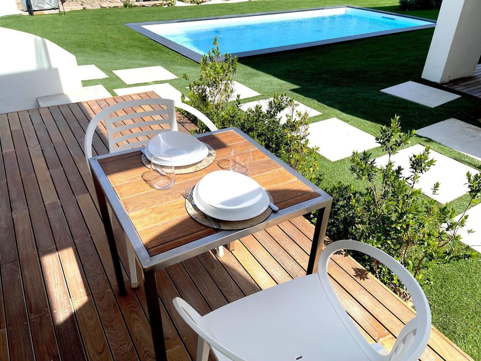 Patio, Garden, Dining area, Pool view, Swimming pool, sunbed